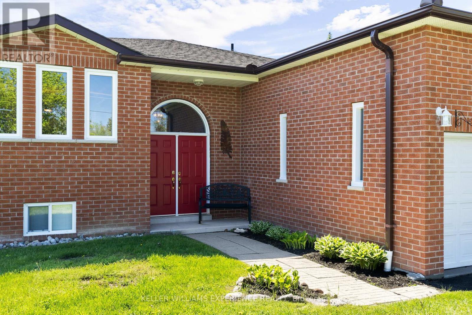 4 Campbell Avenue, Oro-Medonte, Ontario  L0L 1T0 - Photo 2 - S13212830