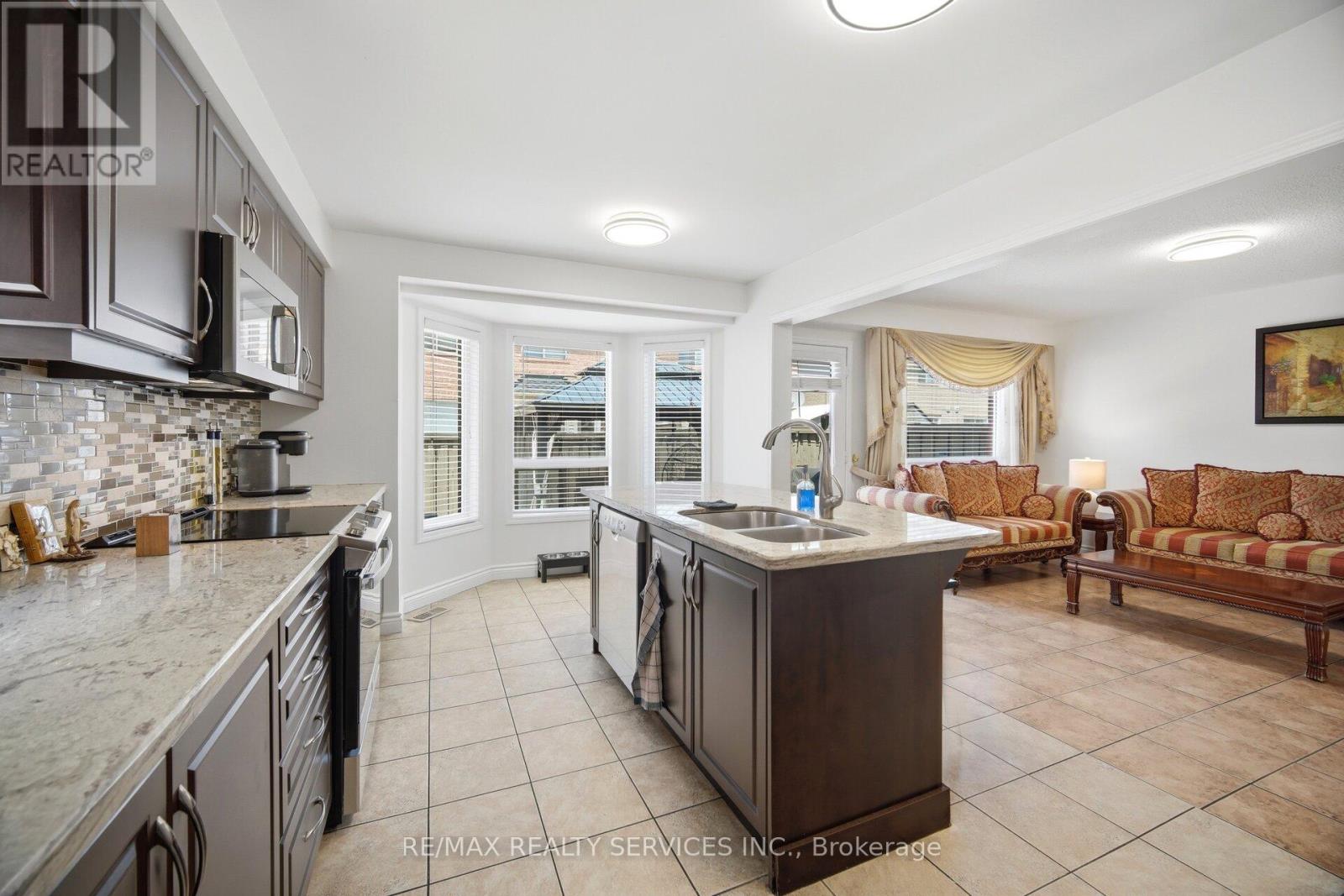 28 Ponymeadow Way, Brampton (Credit Valley), Ontario  L6X 0M3 - Photo 10 - W13212860