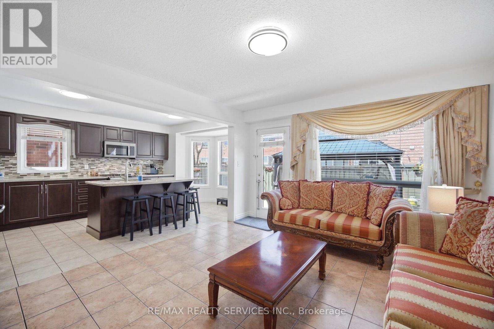 28 Ponymeadow Way, Brampton (Credit Valley), Ontario  L6X 0M3 - Photo 8 - W13212860