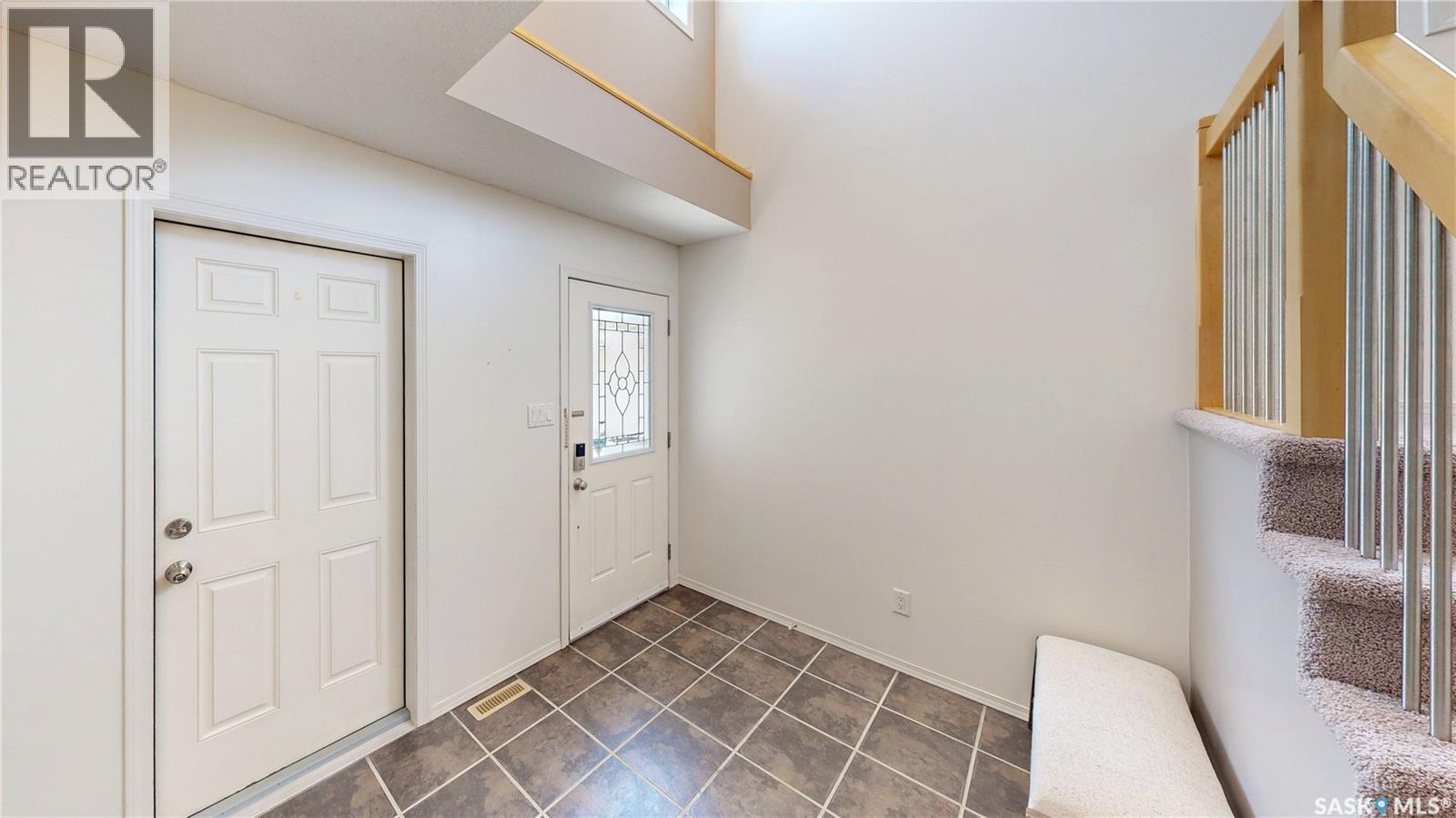 7058 Wascana Cove Drive, Regina, Saskatchewan  S4V 3E9 - Photo 2 - SK037543
