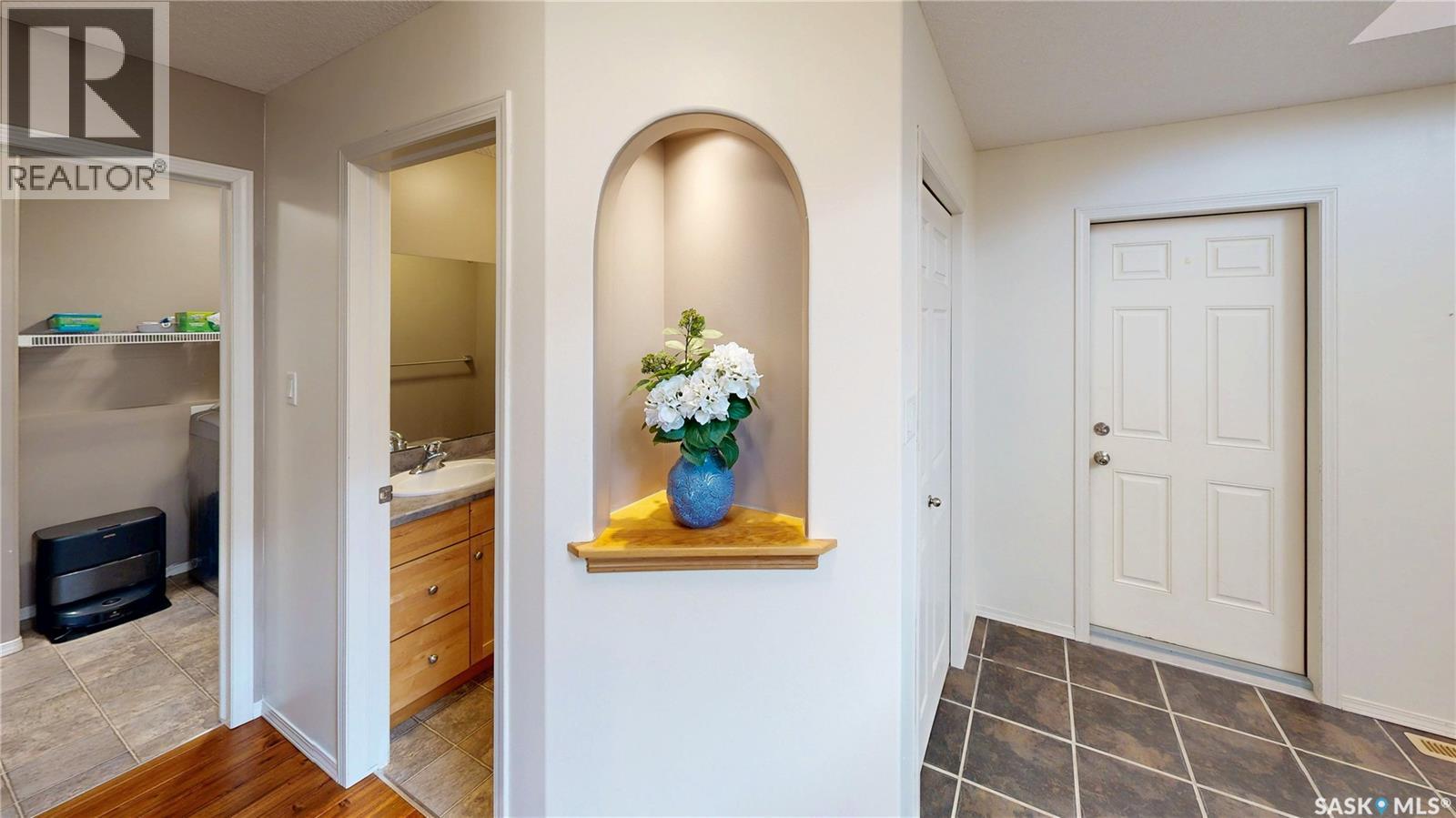 7058 Wascana Cove Drive, Regina, Saskatchewan  S4V 3E9 - Photo 4 - SK037543