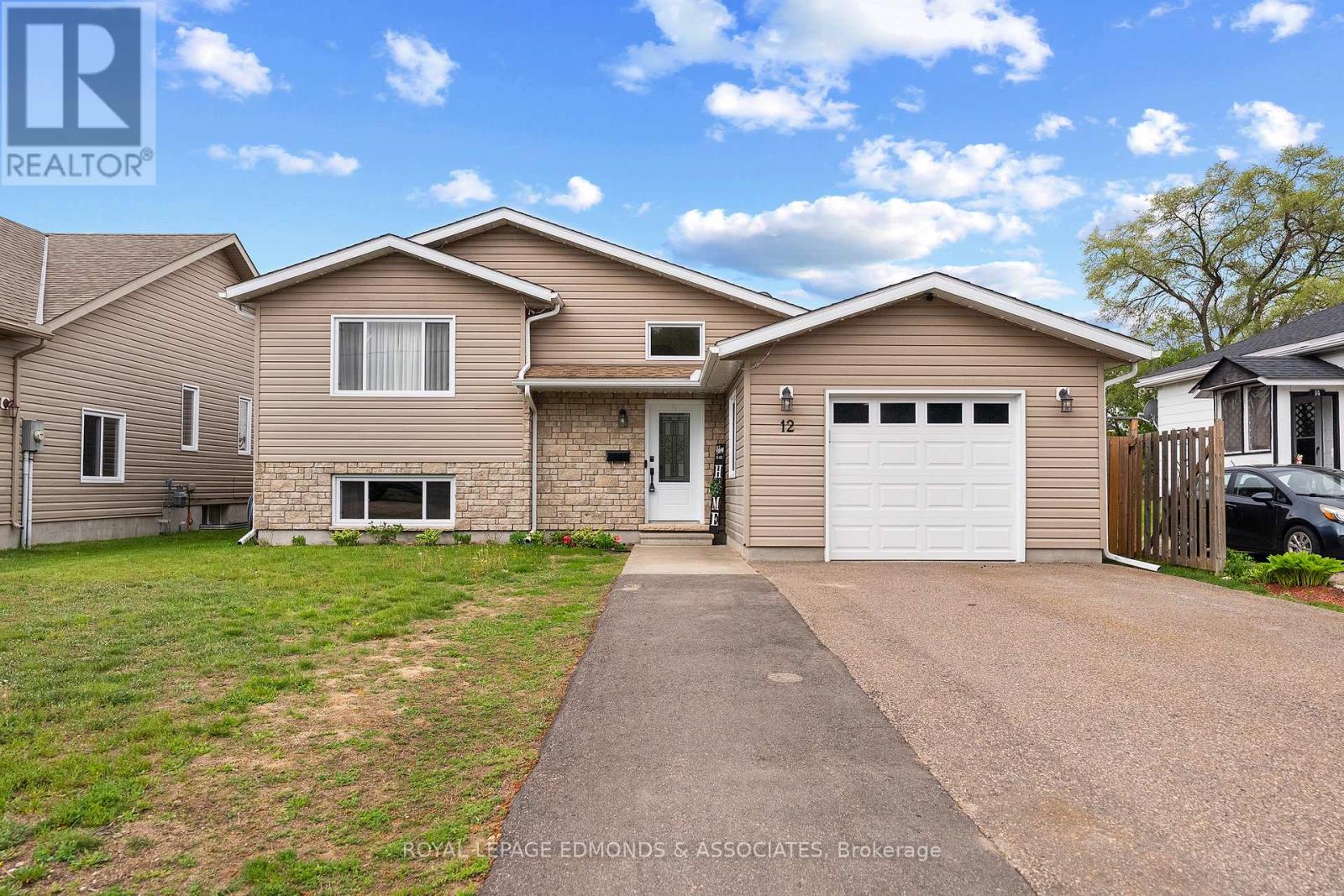 12 Wilbert Street, Petawawa, Ontario  K8H 2C6 - Photo 2 - X12983438