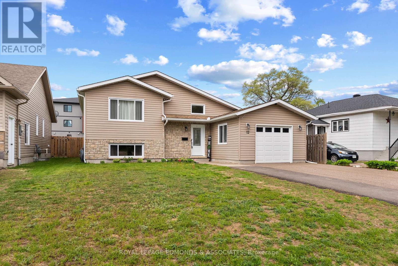 12 Wilbert Street, Petawawa, Ontario  K8H 2C6 - Photo 3 - X12983438