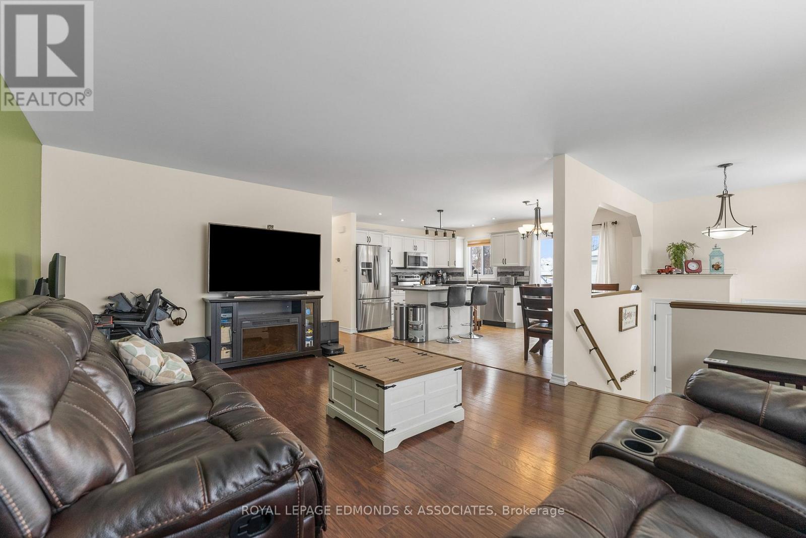 12 Wilbert Street, Petawawa, Ontario  K8H 2C6 - Photo 6 - X12983438