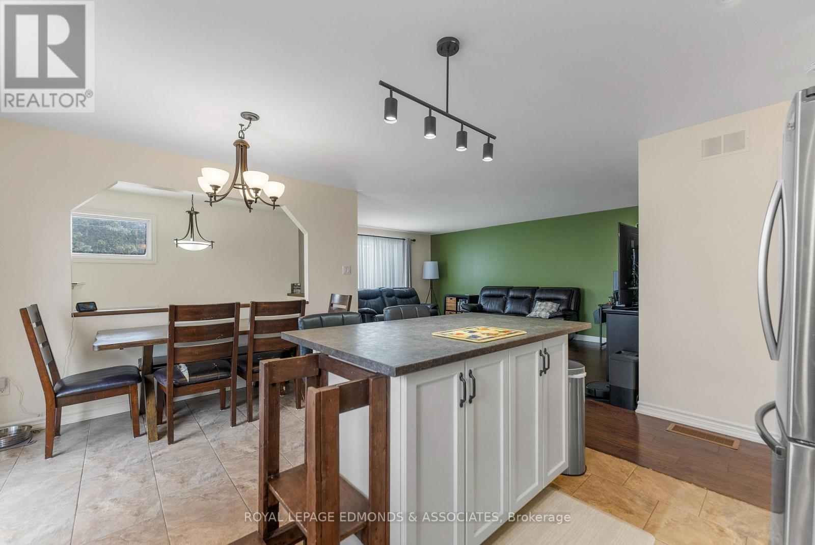 12 Wilbert Street, Petawawa, Ontario  K8H 2C6 - Photo 9 - X12983438