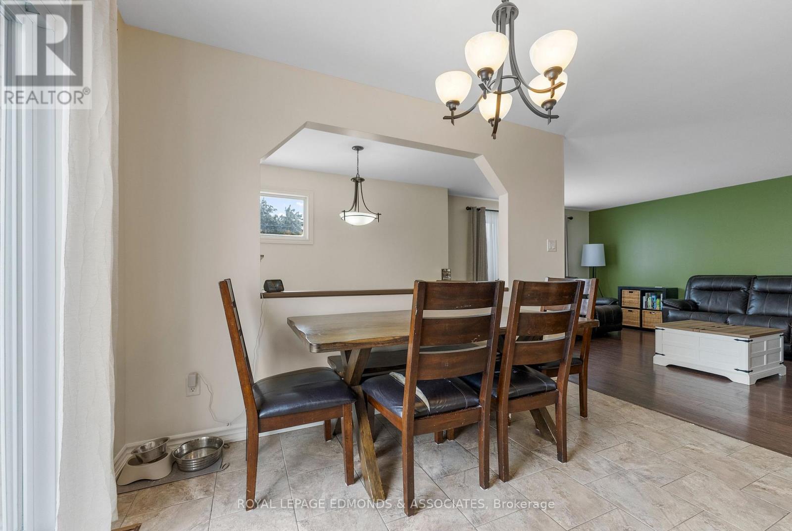 12 Wilbert Street, Petawawa, Ontario  K8H 2C6 - Photo 8 - X12983438