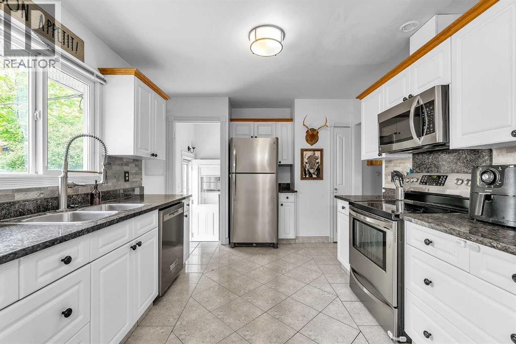 5935 Thornton Road NW, Calgary, Alberta  T2K 3C3 - Photo 13 - A2314397