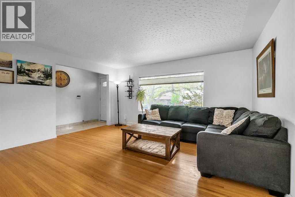 5935 Thornton Road NW, Calgary, Alberta  T2K 3C3 - Photo 6 - A2314397