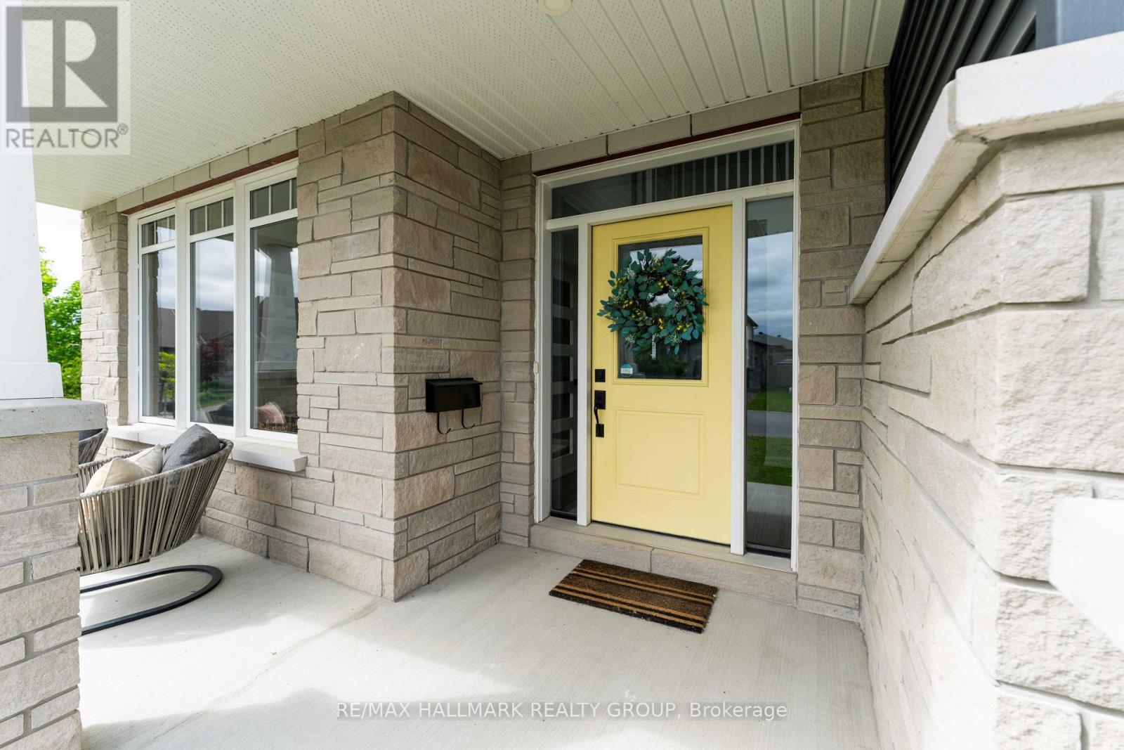 1025 Diamond Street, Clarence-Rockland, Ontario K4K 1P6 - Photo 3 - X12972106