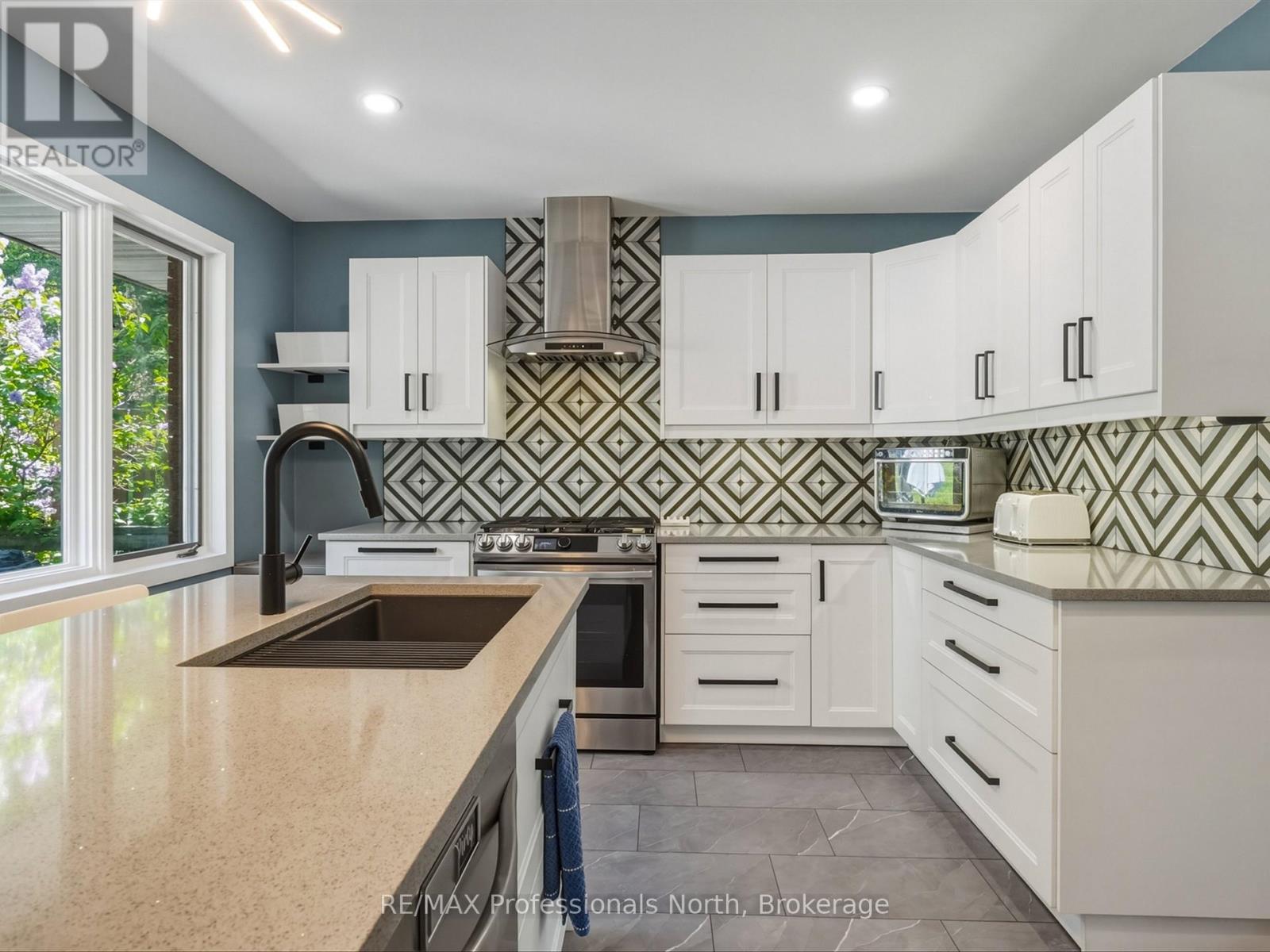 240 Oriole Crescent, Gravenhurst, Ontario  P1P 1C6 - Photo 4 - X13213242