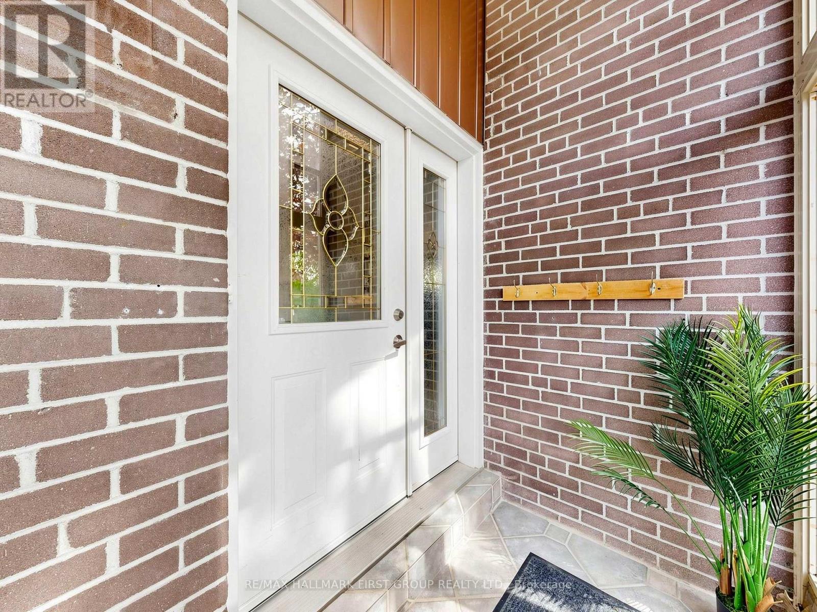 715 Lublin Avenue, Pickering, Ontario  L1W 1Z1 - Photo 5 - E13213152
