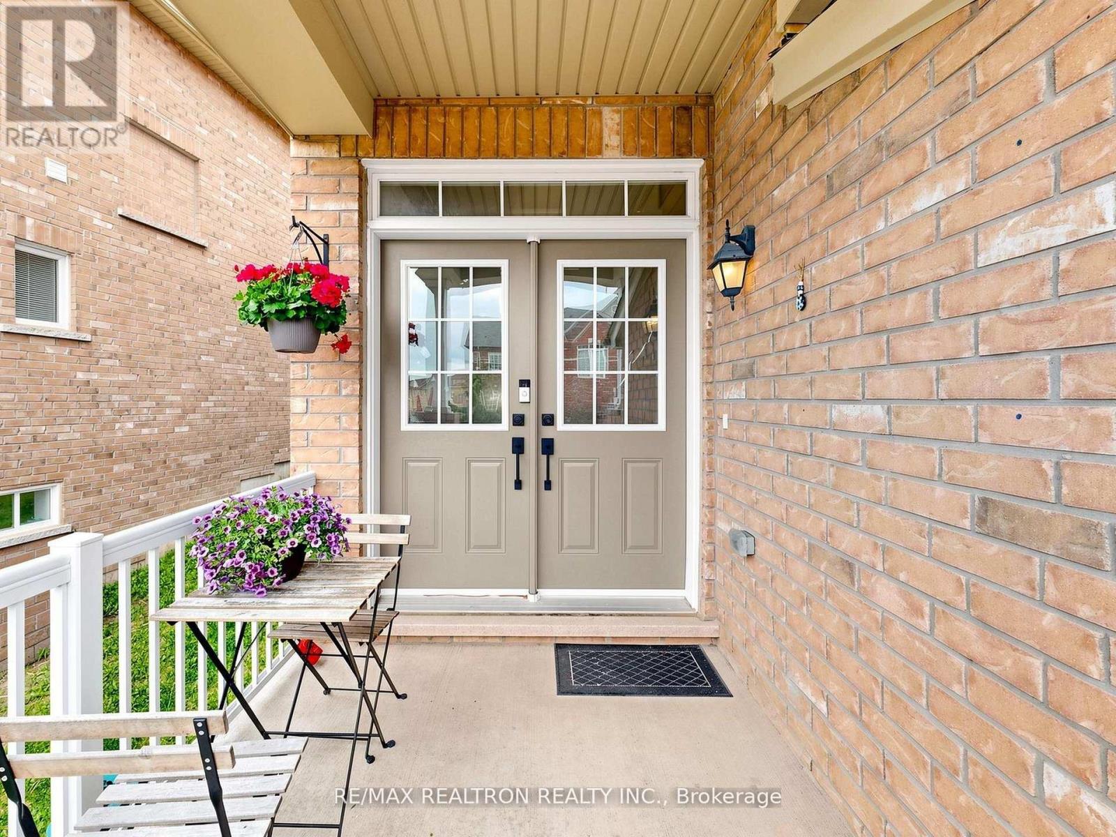 69 Matthewson Avenue W, Bradford West Gwillimbury, Ontario  L3Z 0N8 - Photo 2 - N13213012