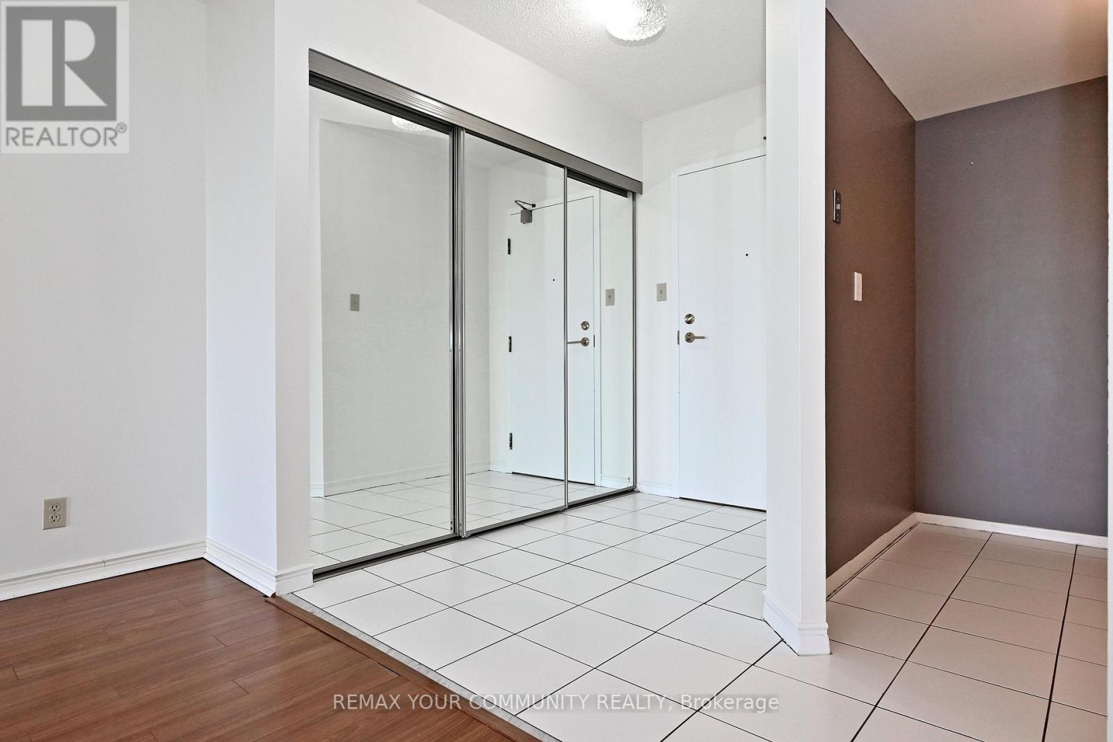 620 - 32 Clarissa Drive, Richmond Hill, Ontario  L4C 9R7 - Photo 5 - N13213330
