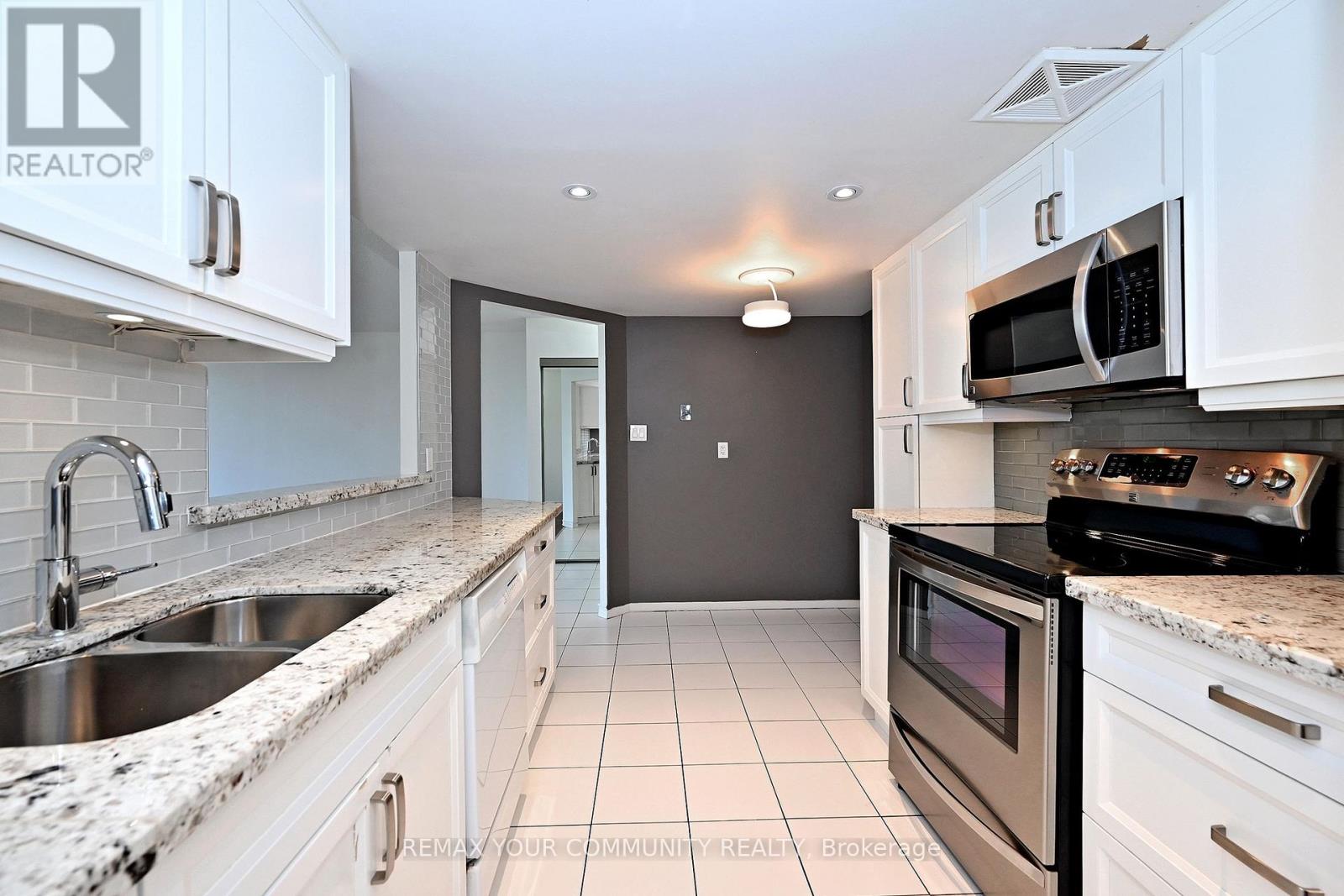620 - 32 Clarissa Drive, Richmond Hill, Ontario  L4C 9R7 - Photo 6 - N13213330