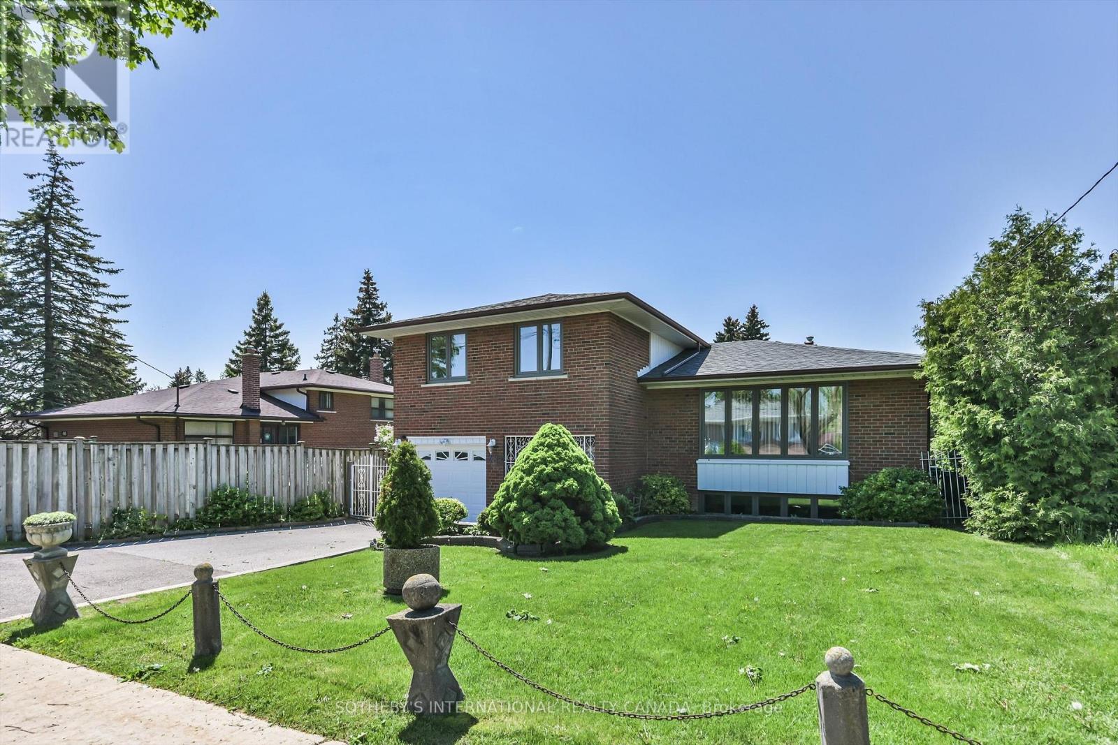 283 Derrydown Road, Toronto, Ontario  M3J 1S2 - Photo 2 - W13213244