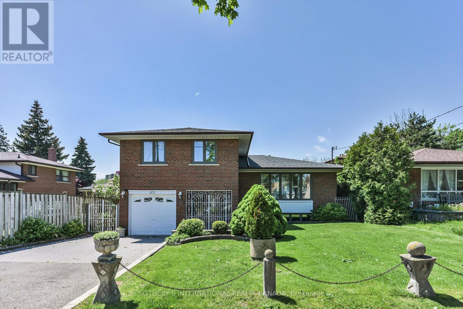 283 Derrydown Road, Toronto, Ontario  M3J 1S2 - Photo 3 - W13213244