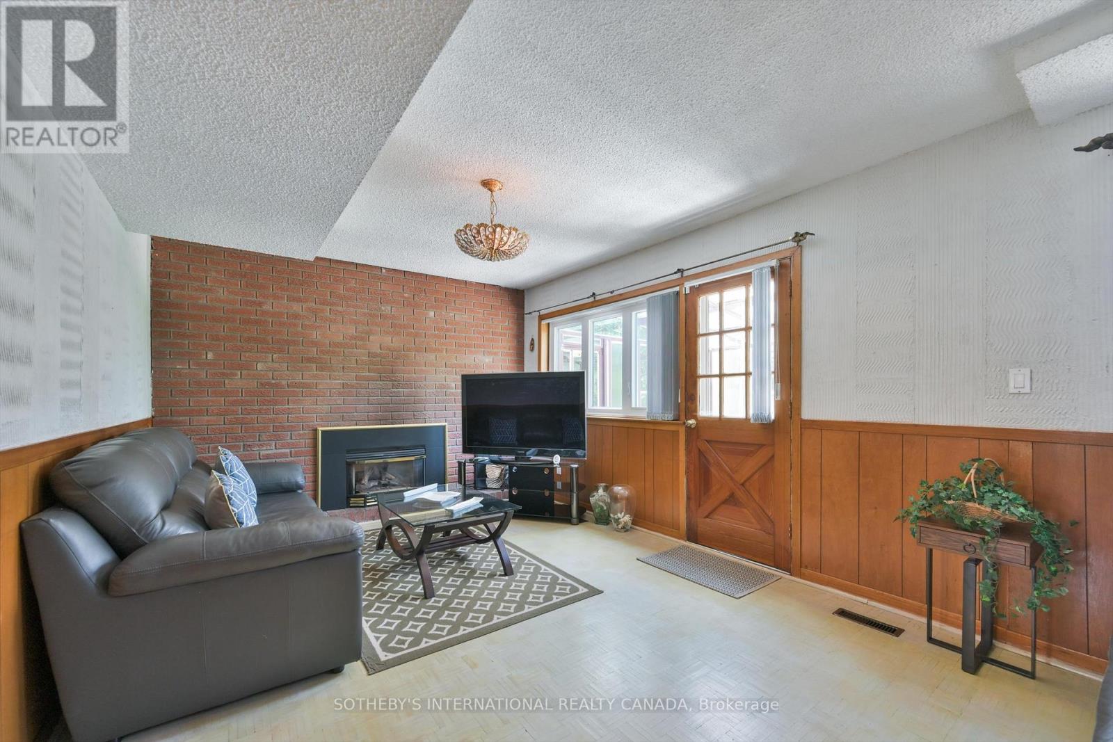 283 Derrydown Road, Toronto, Ontario  M3J 1S2 - Photo 8 - W13213244