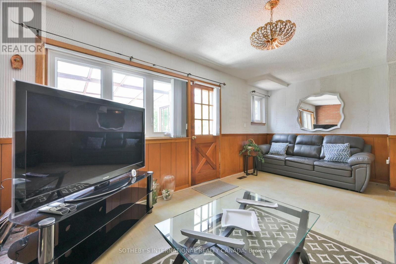 283 Derrydown Road, Toronto, Ontario  M3J 1S2 - Photo 9 - W13213244