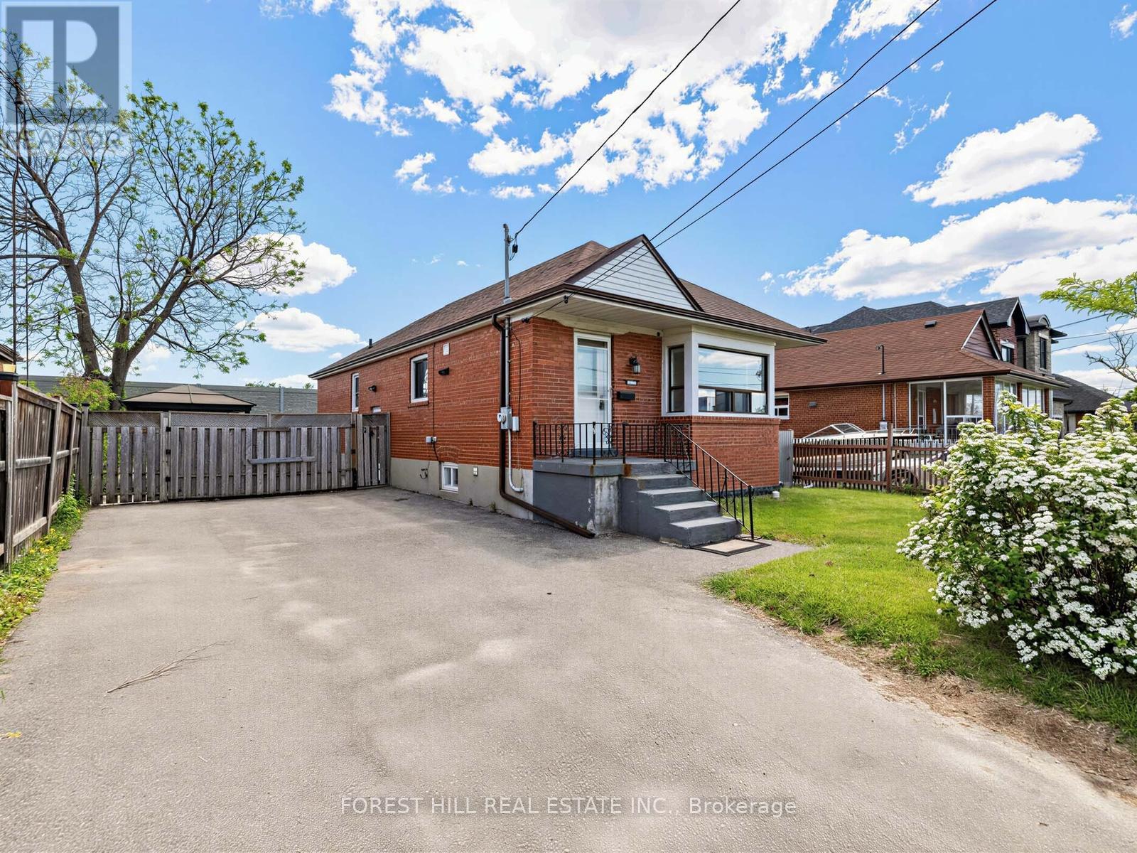 101 Whitley Avenue, Toronto, Ontario  M3K 1A1 - Photo 4 - W13213354