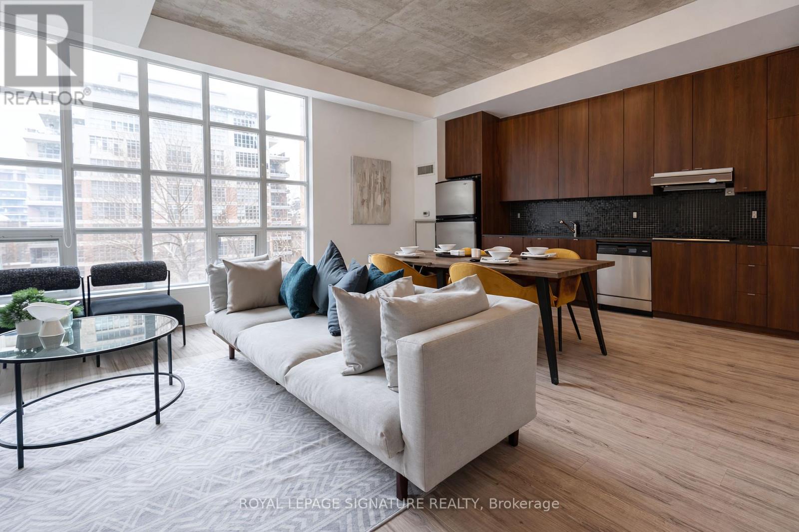 <div class="slider-price">$840,000</div><p>305 - 23 Brant Street, Toronto, Ontario</p>