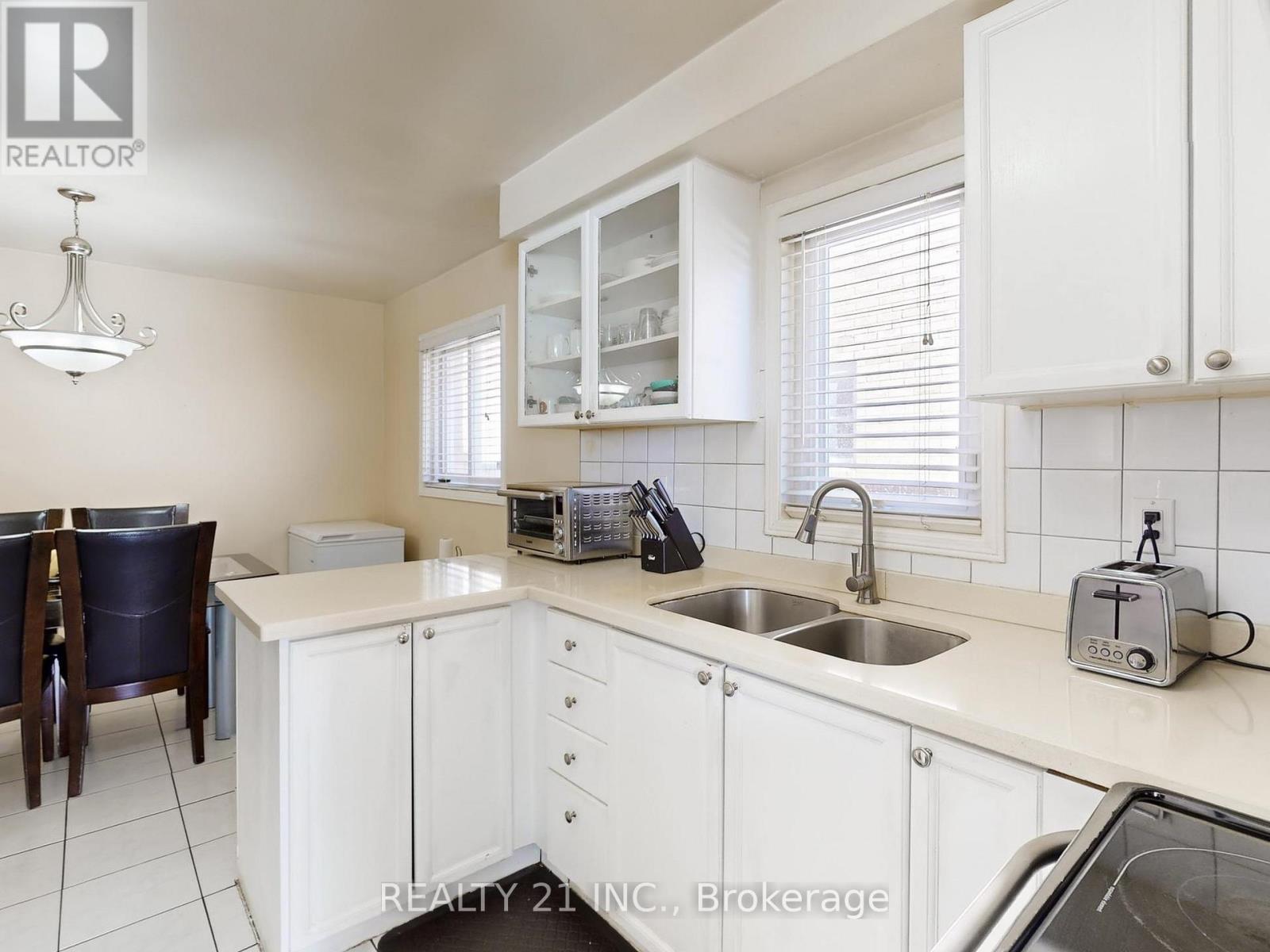 11 Iles Street W, Ajax, Ontario  L1T 3V4 - Photo 9 - E13074814