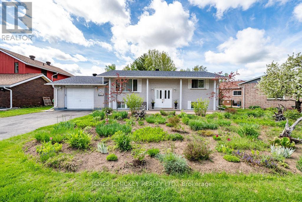 101 FRONTENAC CRESCENT, Deep River, Ontario