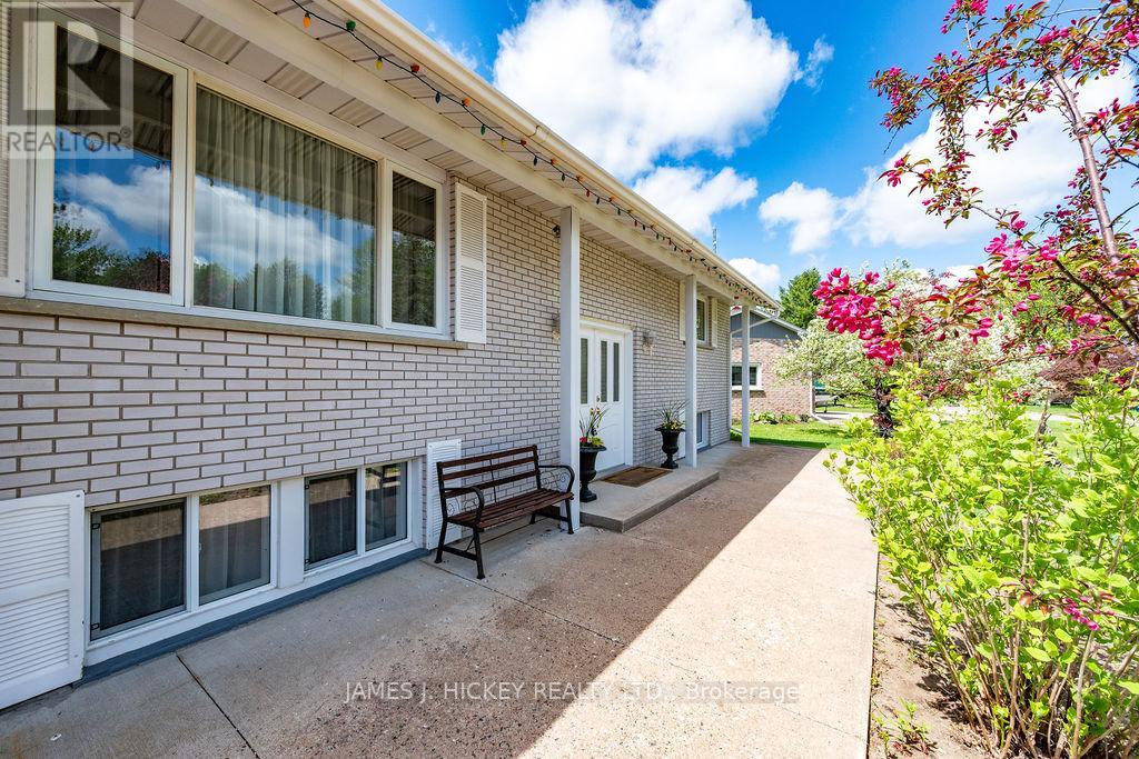 101 Frontenac Crescent, Deep River, Ontario  K0J 1P0 - Photo 3 - X12983754
