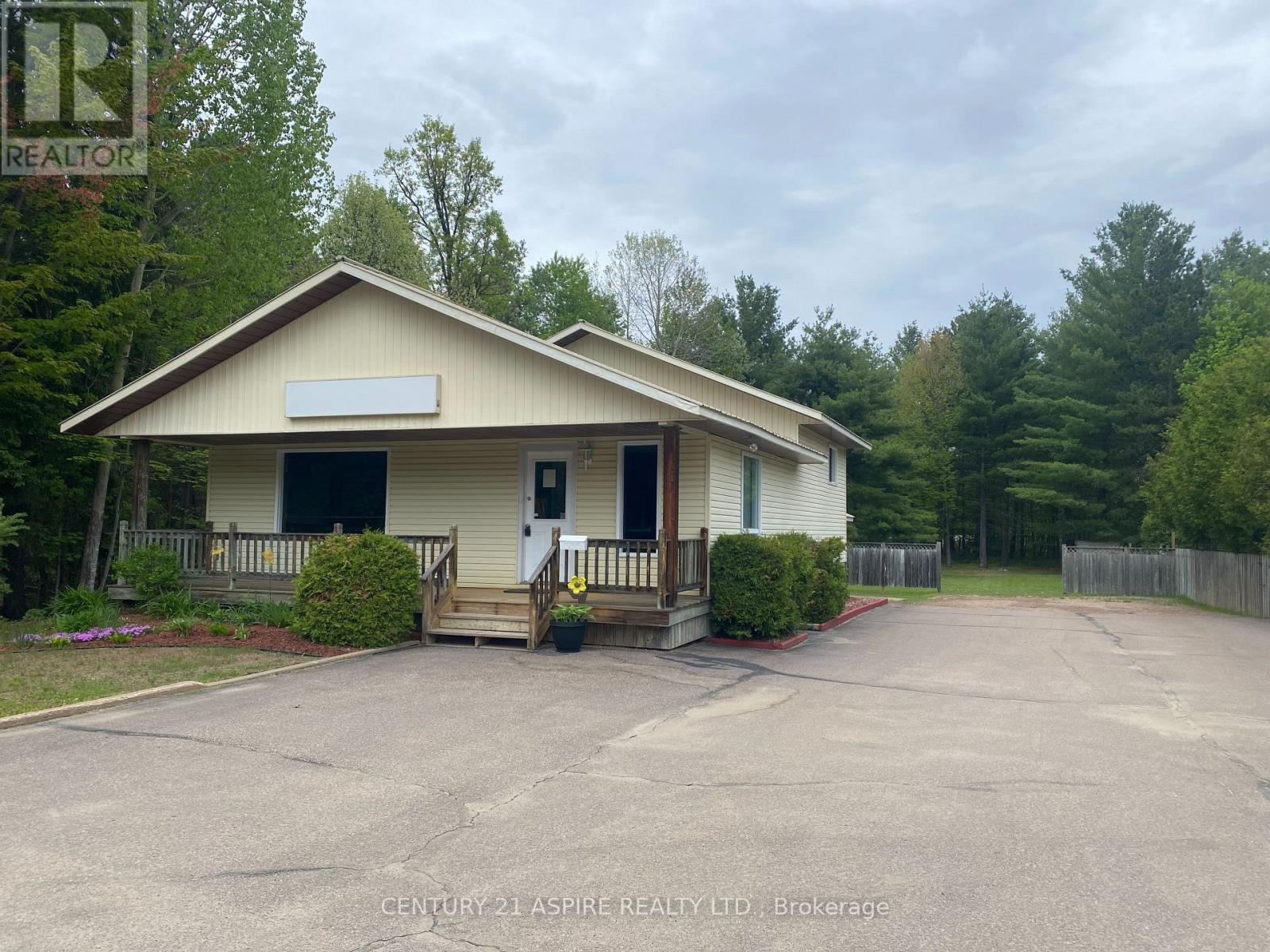 2889 Petawawa Boulevard, Petawawa, Ontario  K8H 1Y1 - Photo 2 - X13213568