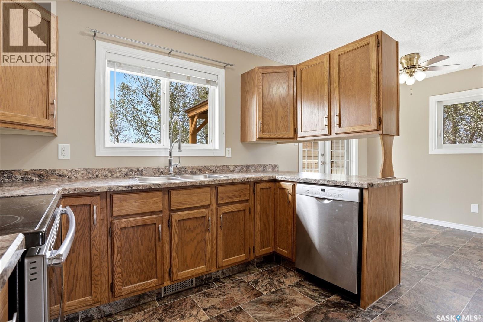 834 Erb Bay, Regina, Saskatchewan  S4N 7B1 - Photo 16 - SK037526