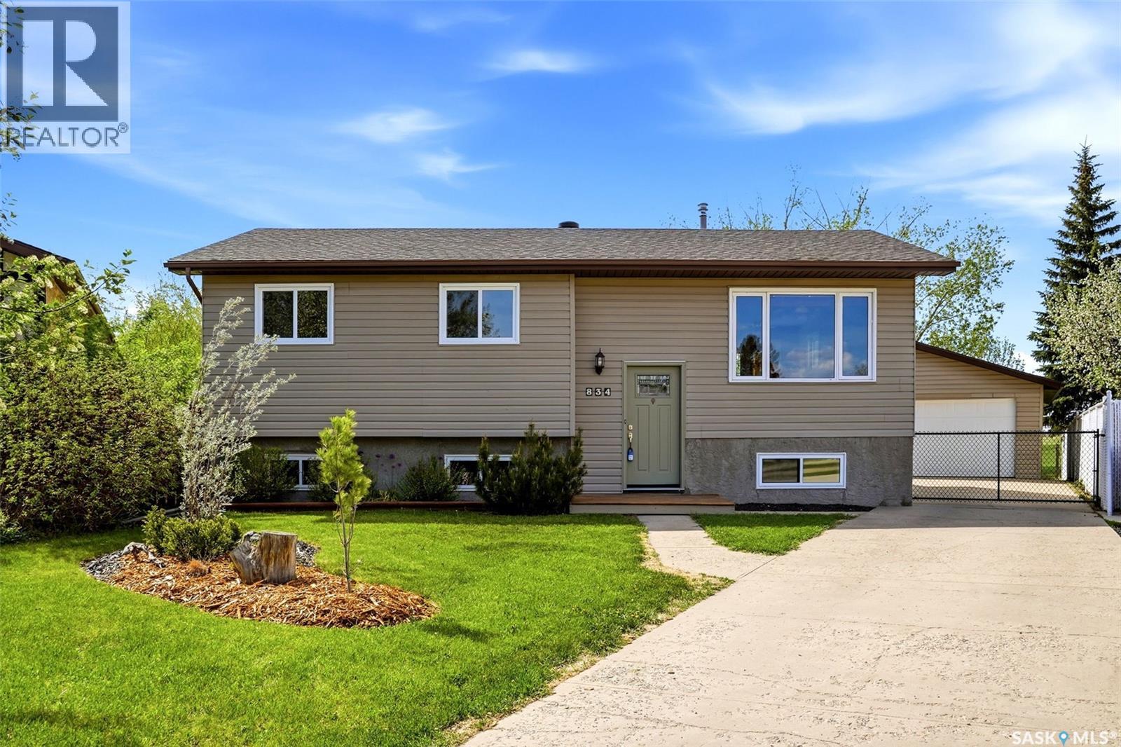 834 Erb Bay, Regina, Saskatchewan  S4N 7B1 - Photo 2 - SK037526