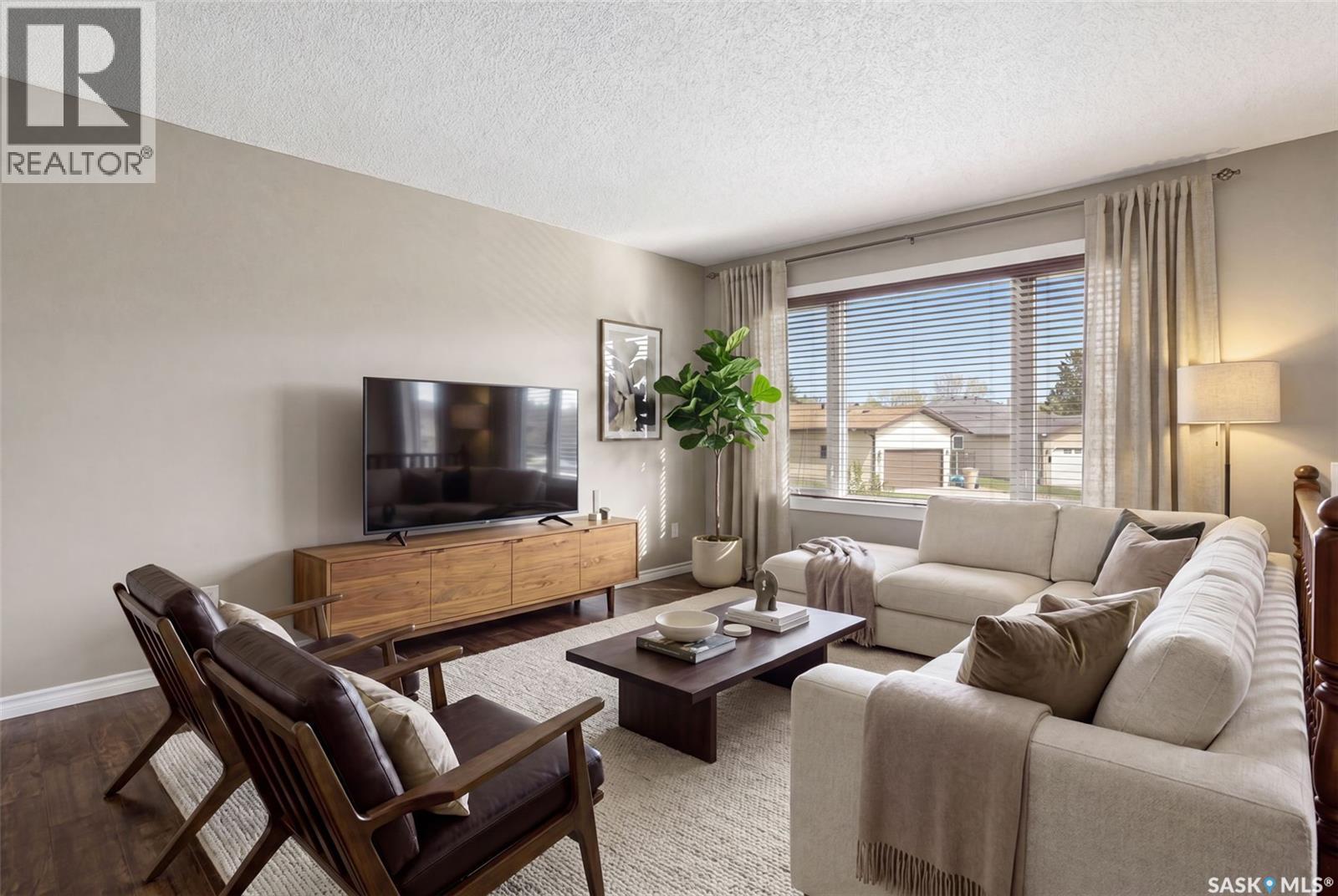 834 Erb Bay, Regina, Saskatchewan  S4N 7B1 - Photo 4 - SK037526