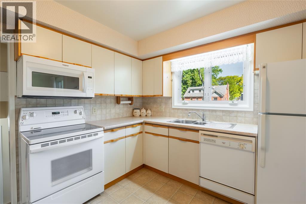 572 Highbury Park, Sarnia, Ontario  N7V 2J9 - Photo 10 - 26010403