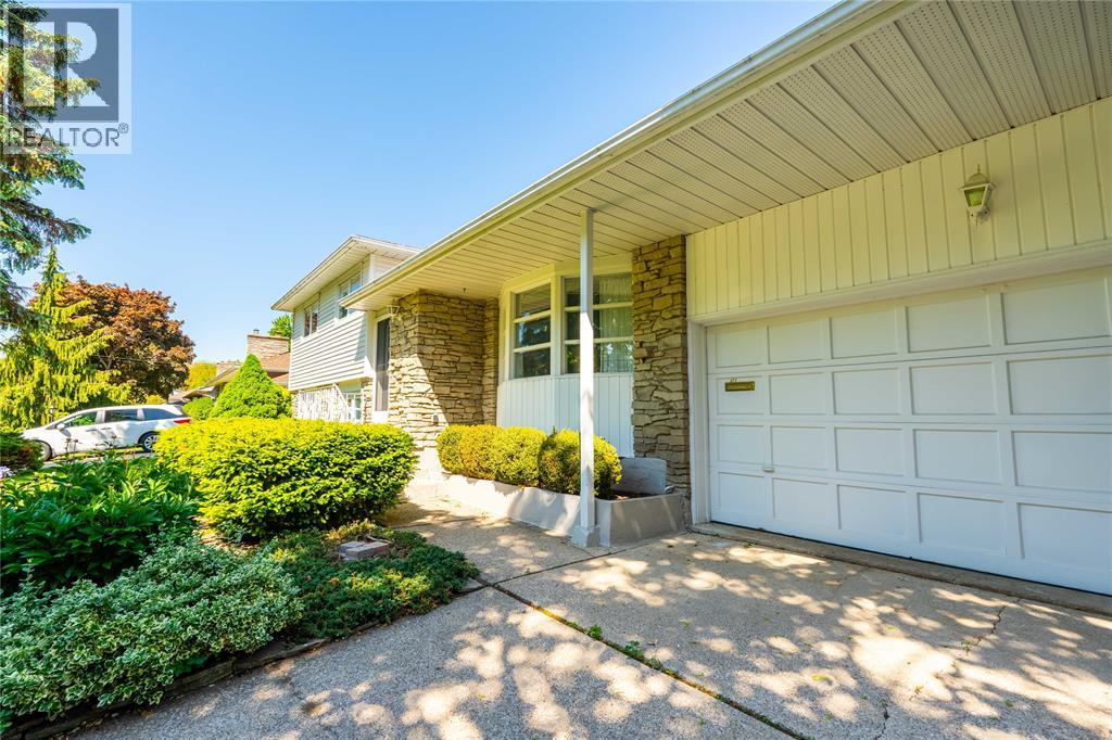 572 Highbury Park, Sarnia, Ontario  N7V 2J9 - Photo 2 - 26010403