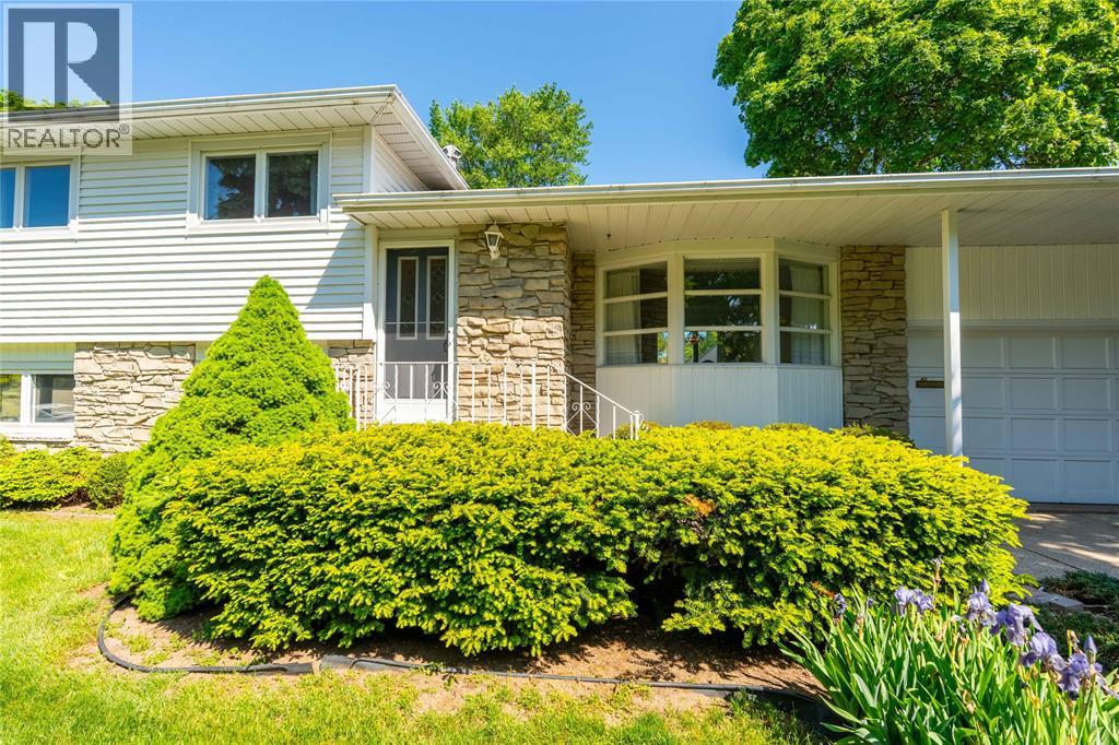 572 Highbury Park, Sarnia, Ontario  N7V 2J9 - Photo 3 - 26010403