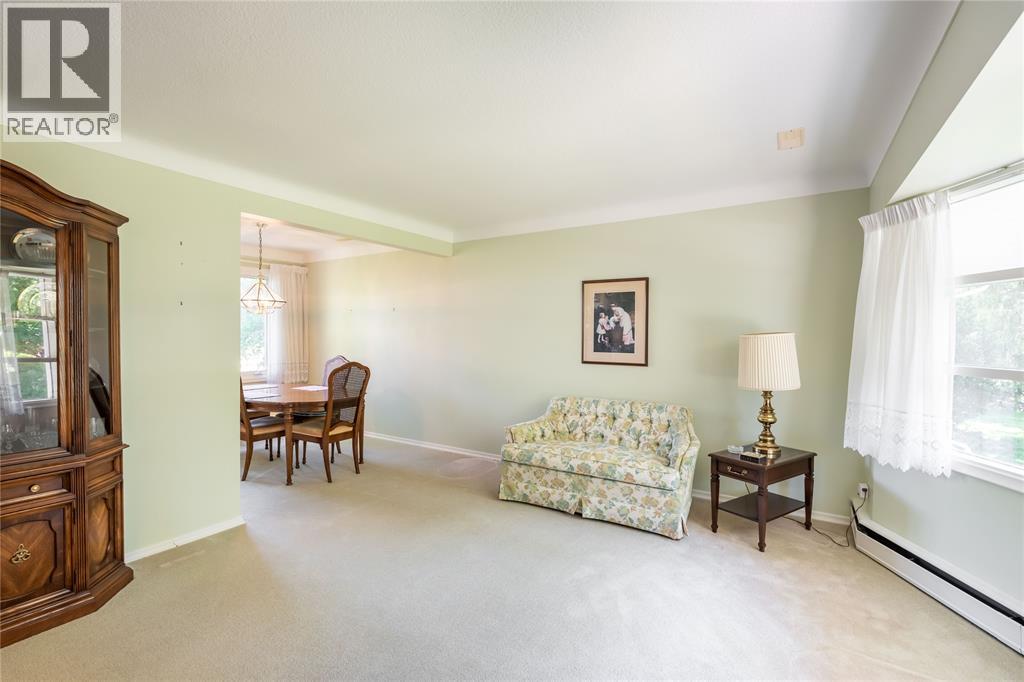 572 Highbury Park, Sarnia, Ontario  N7V 2J9 - Photo 5 - 26010403