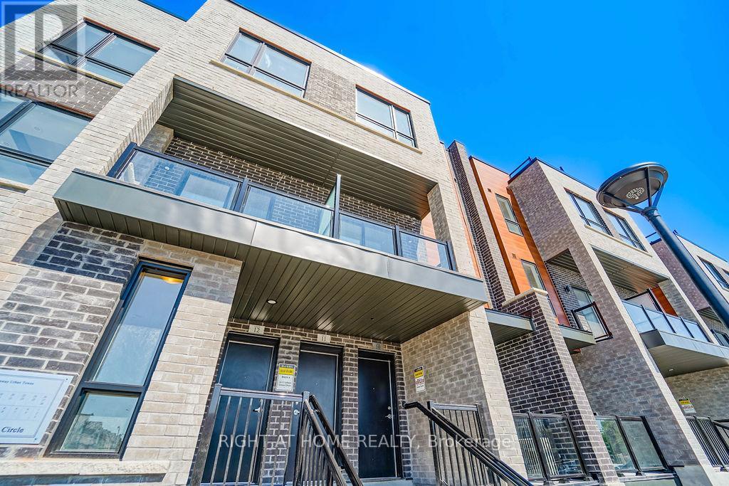 11 - 11 LYTHAM GREEN CIRCLE, Newmarket, Ontario