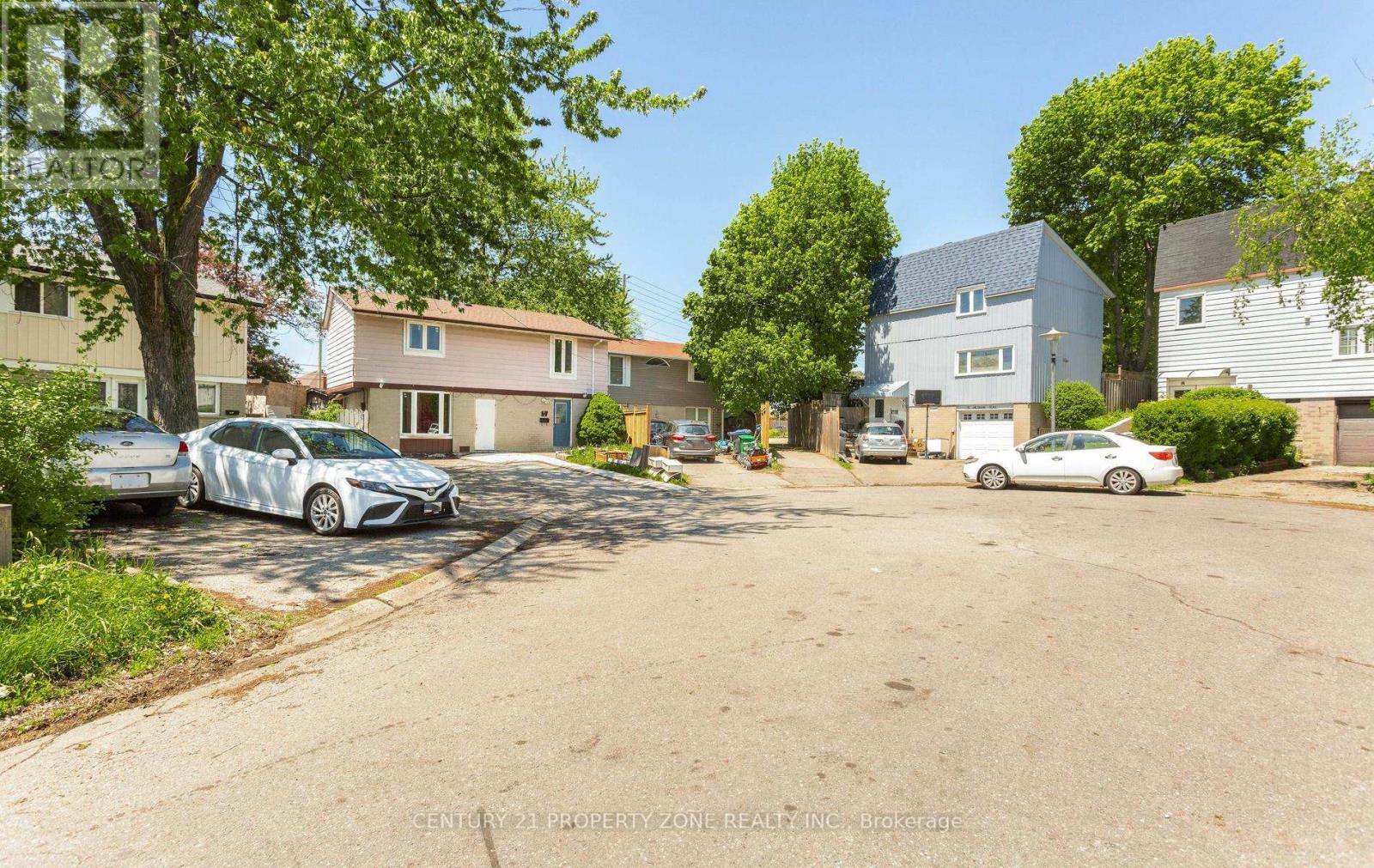 17 Hillbank Trail, Brampton, Ontario  L6S 1P6 - Photo 2 - W13213624