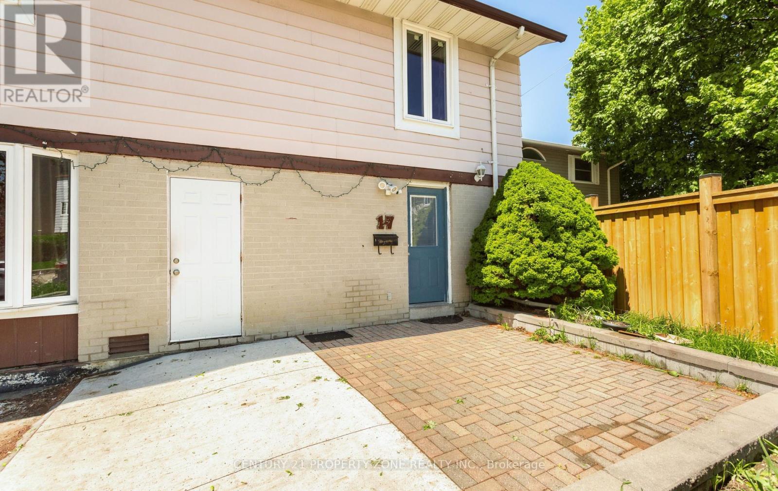 17 Hillbank Trail, Brampton, Ontario  L6S 1P6 - Photo 4 - W13213624