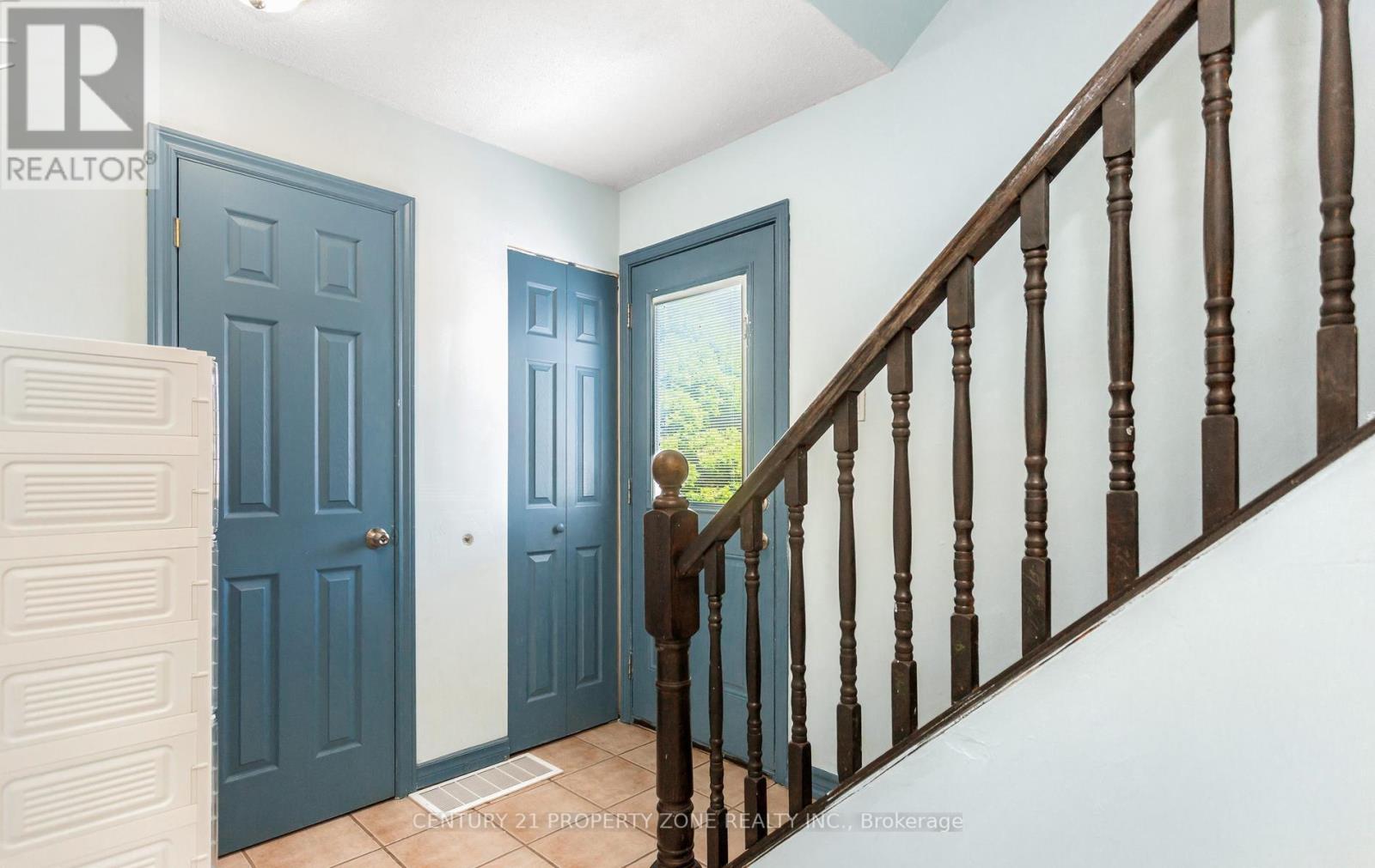 17 Hillbank Trail, Brampton, Ontario  L6S 1P6 - Photo 5 - W13213624