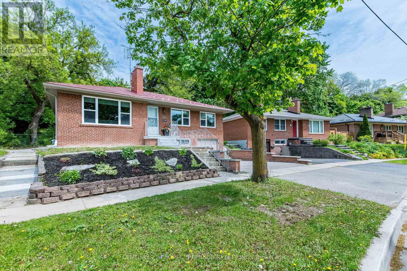 39 Meadowland Drive, Brampton, Ontario  L6W 2R5 - Photo 2 - W13213702