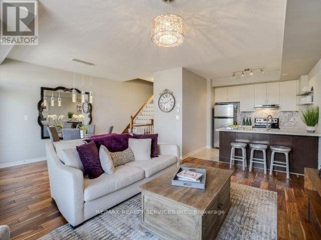 2558 Grand Oak Trail, Oakville, Ontario  L6M 0S4 - Photo 3 - W13213714