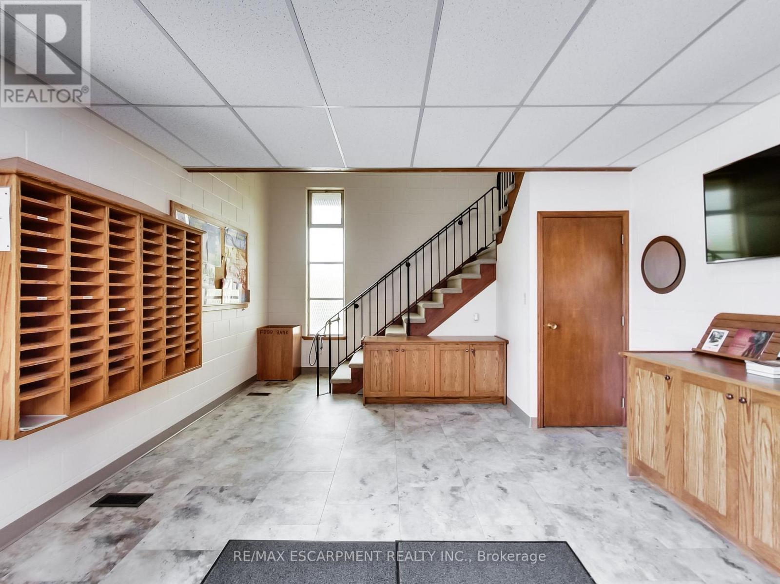 Upper - 1225 Dundas Street, Burlington, Ontario  L7P 0S9 - Photo 9 - W13213788