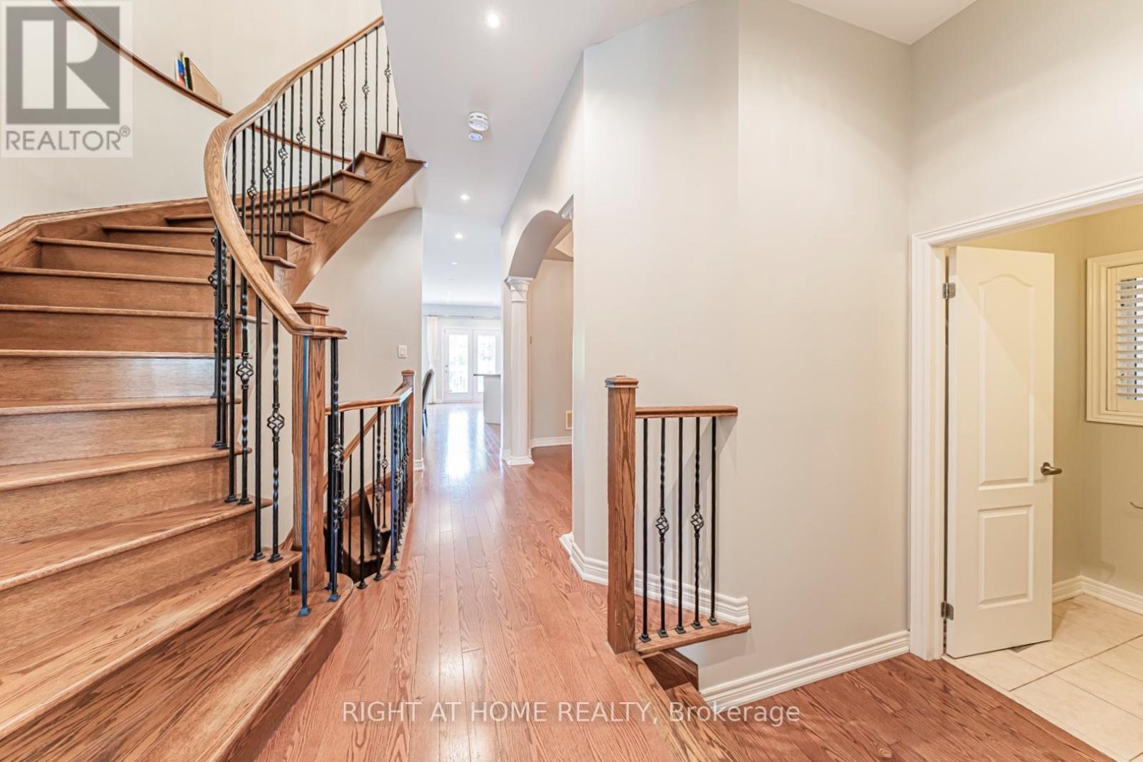 2409 Presquile Drive, Oakville, Ontario  L6H 0A7 - Photo 3 - W13213828