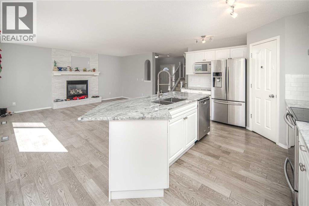 32 Cougarstone Square Sw, Calgary, Alberta  T3H 5J4 - Photo 12 - A2301938