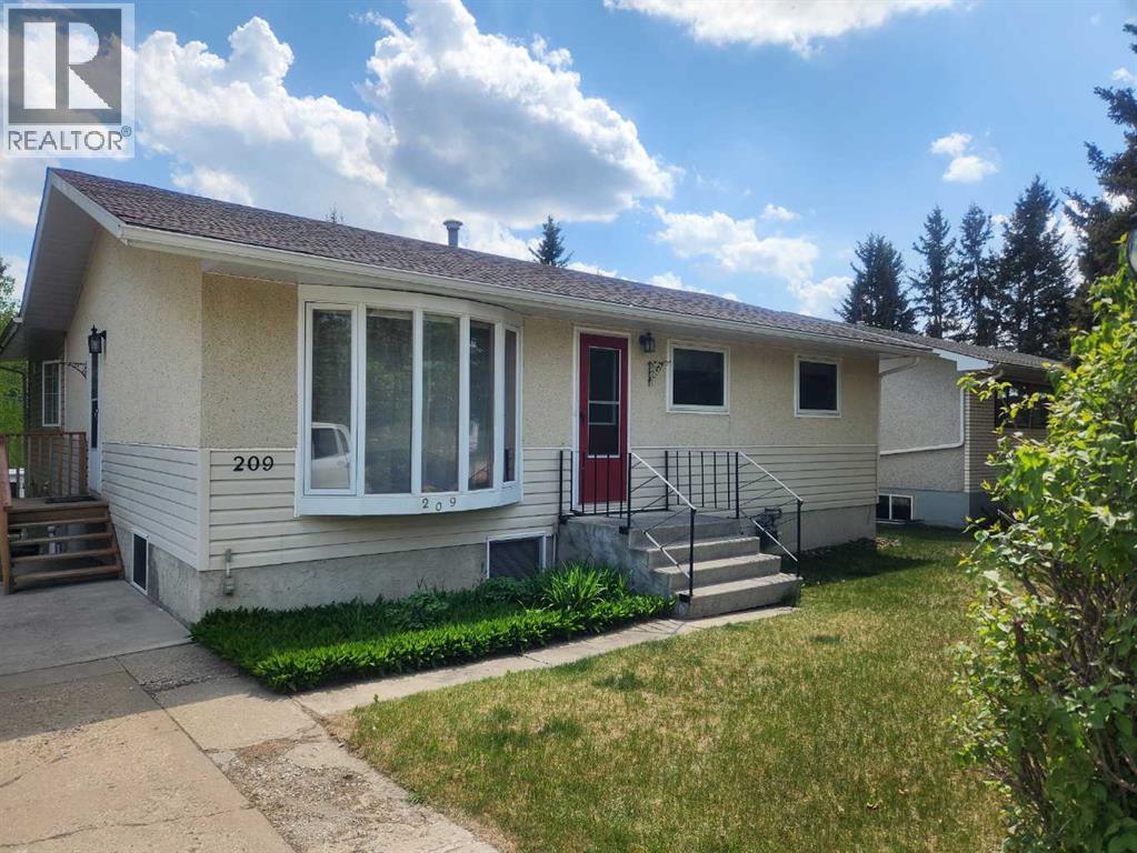 209 2 Street NE, Sundre, Alberta  T0M 1X0 - Photo 1 - A2305673