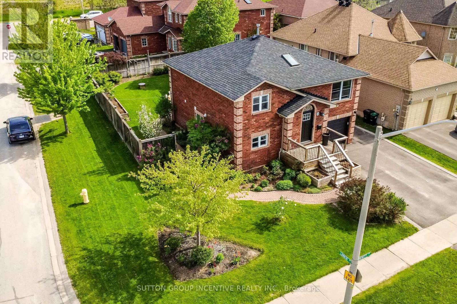 2 Hewitt Place, Barrie, Ontario  L4M 7B4 - Photo 2 - S13213900