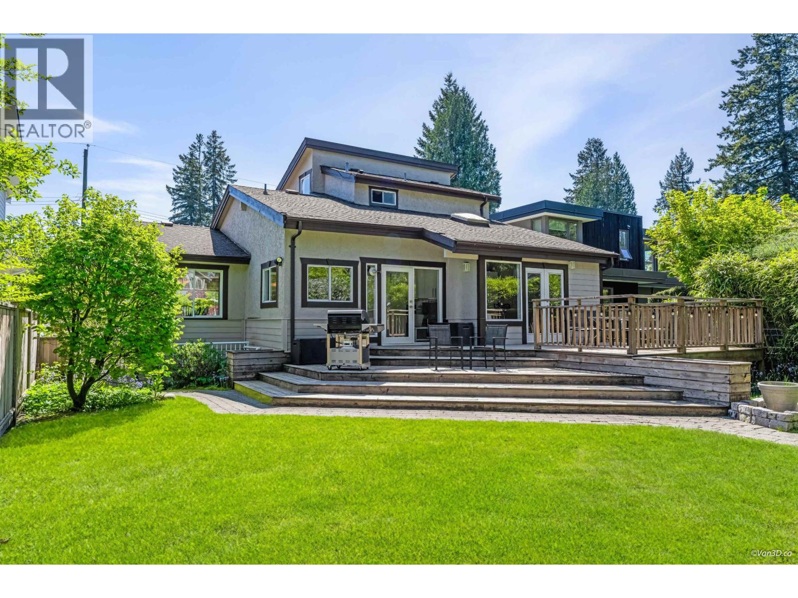 1140 W 20th Street, North Vancouver, British Columbia  V7P 2B7 - Photo 2 - R3128560