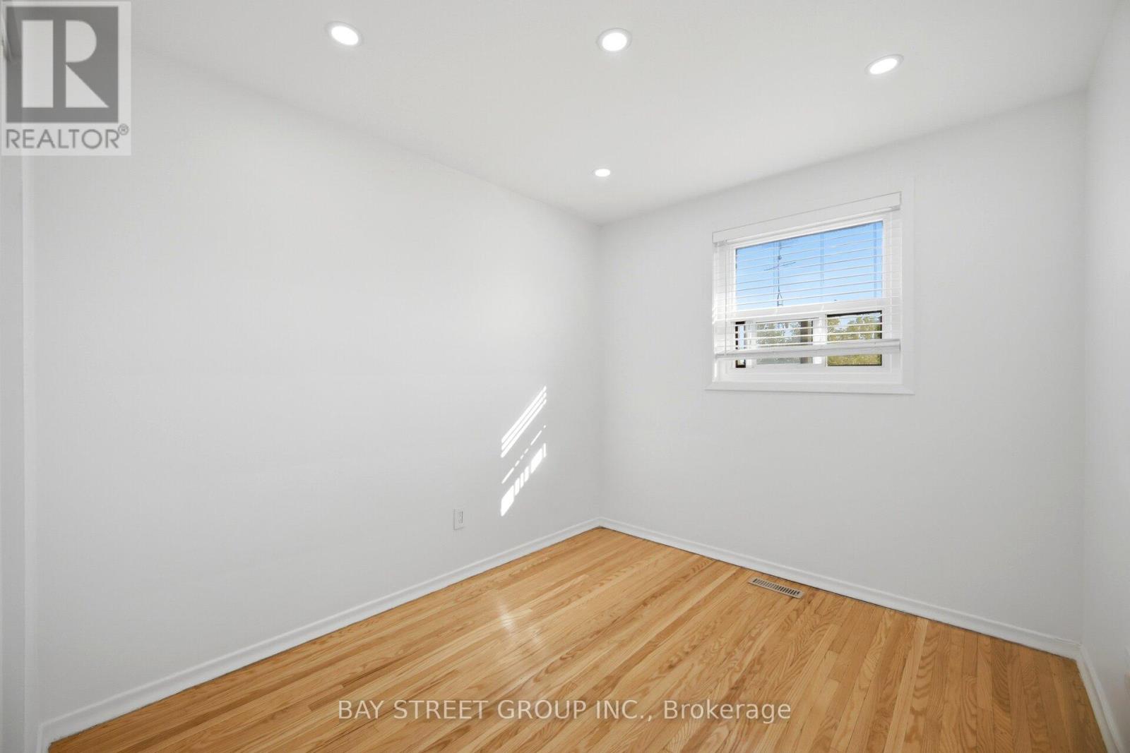 44 Duncanwoods Drive, Toronto, Ontario  M9L 2C4 - Photo 8 - W13212048