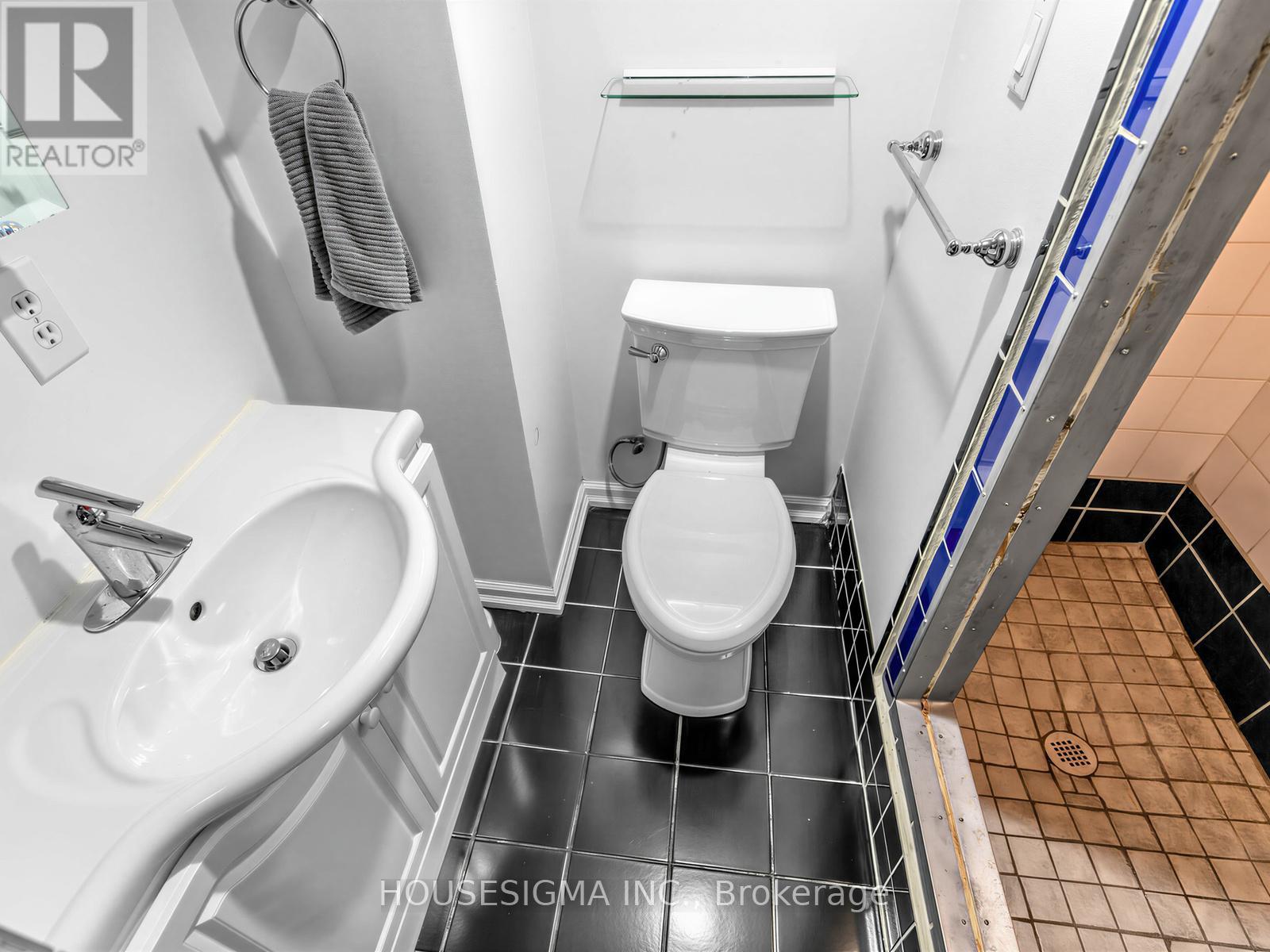 7 Humber Hill Avenue, Toronto, Ontario  M6S 4R9 - Photo 17 - W13213650