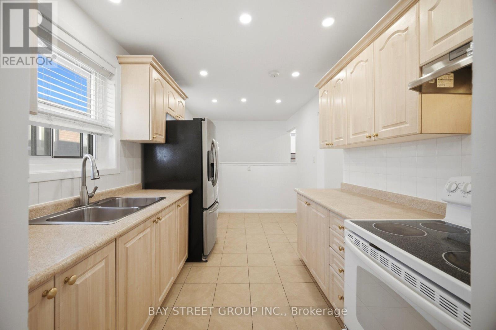 44 Duncanwoods Drive, Toronto, Ontario  M9L 2C4 - Photo 25 - W13212048